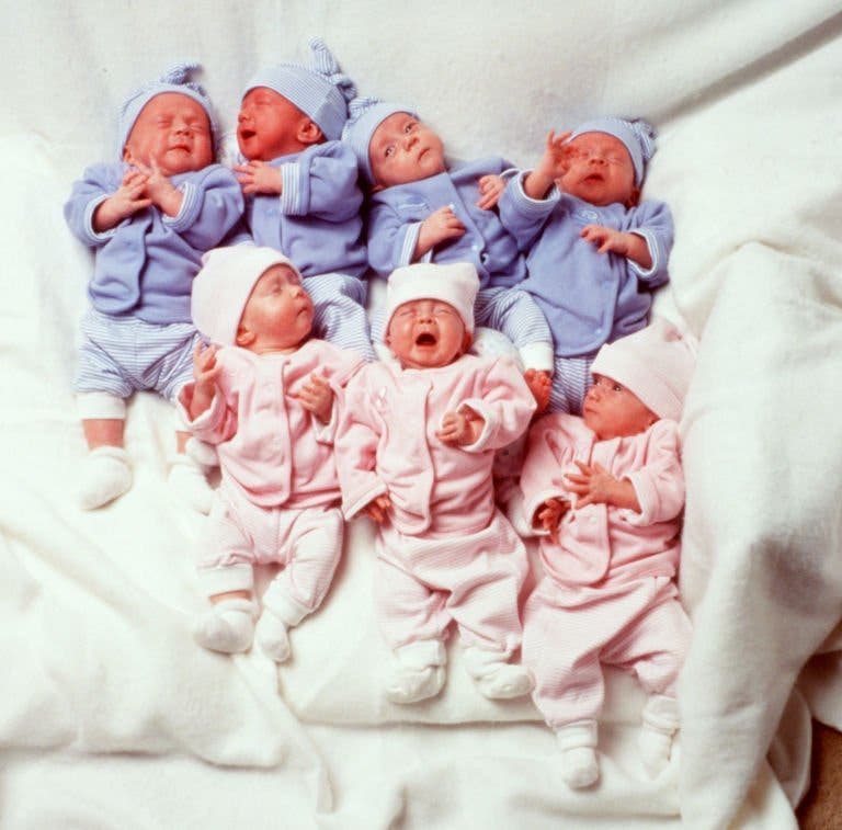 Les septuplés McCaughey à l'âge de 3 mois le 2 mars 1998