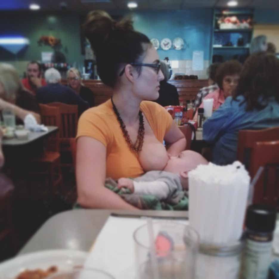 Ashley Kaidel allaite son bébé en public