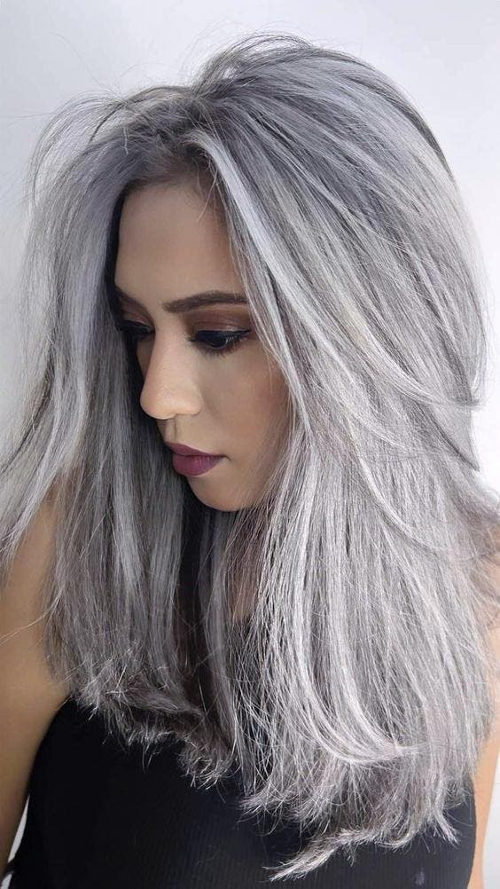 Balayage argenté sur cheveux dégradés effilés