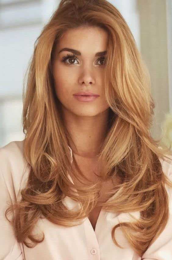 Balayage blond foncé à un blond très clair avec des reflets bronze