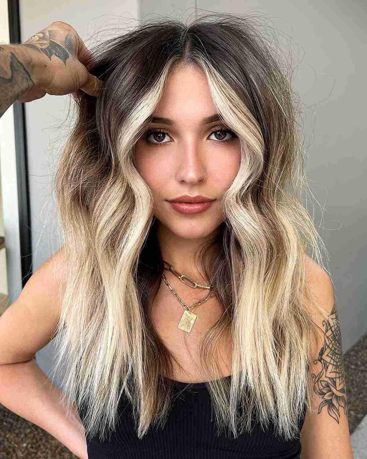 Balayage blond platine sur des cheveux foncés