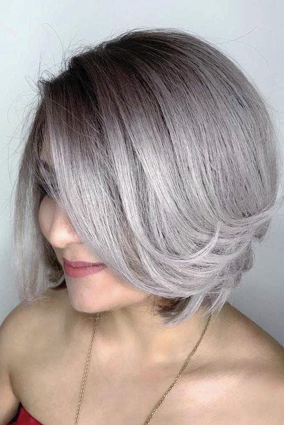 Balayage gris sur cheveux courts