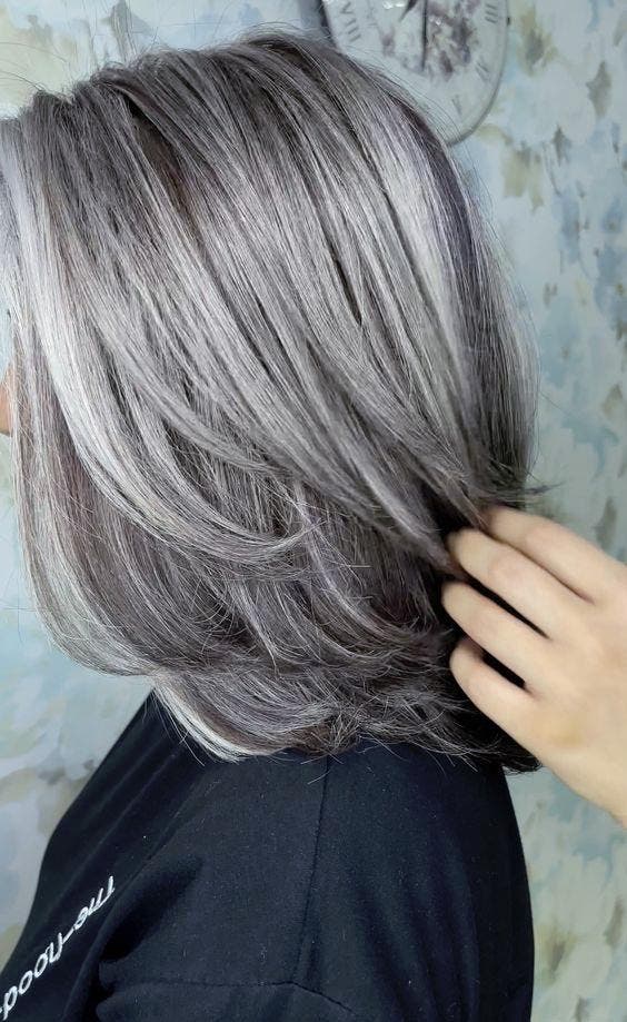 Balayage gris sur cheveux dégradés