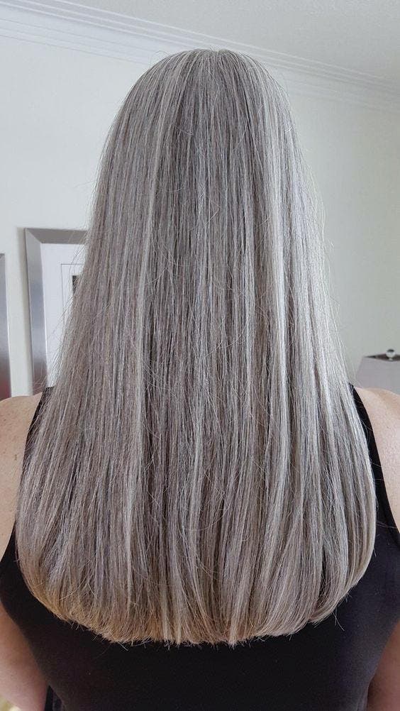 Balayage gris sur cheveux lisses