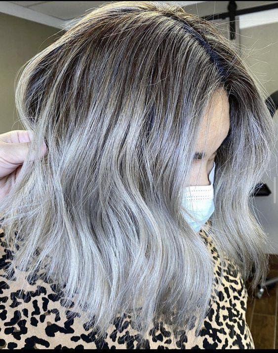 Balayage gris sur cheveux ondulés