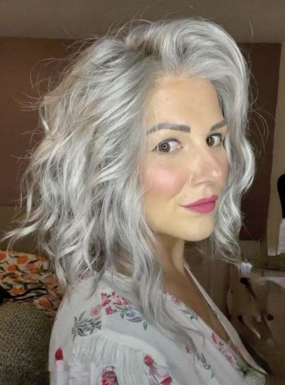Balayage gris sur cheveux ondulés1