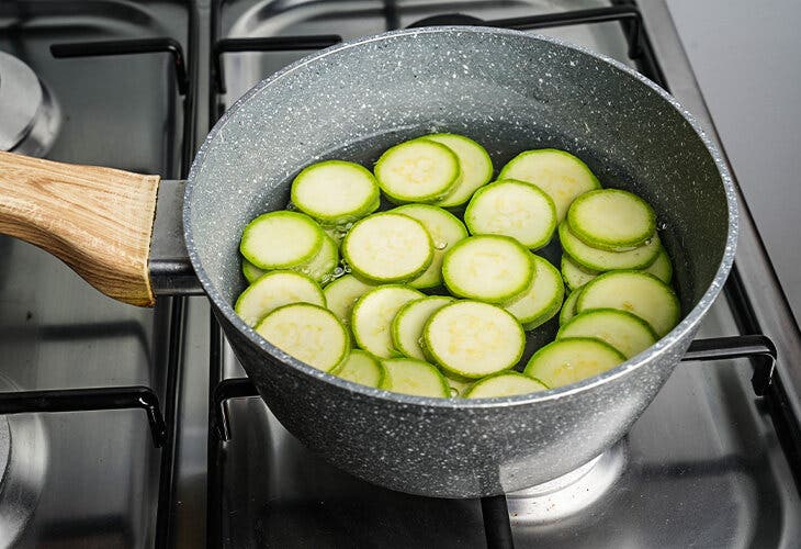 Blanchir les courgettes dans une casserole