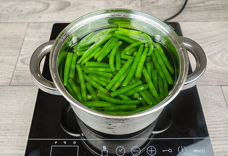 Blanchir les haricots vert dans une casserole