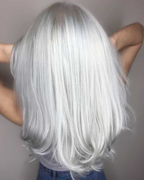 Blond platine argenté et cheveux raides