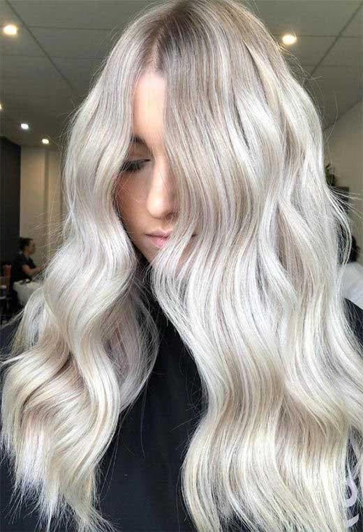 Blond platine glacé sur cheveux ondulés