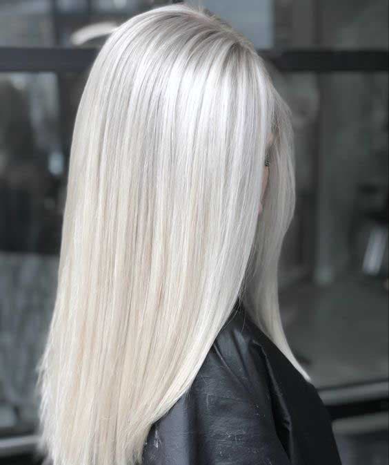 Blond platine sur cheveux raides