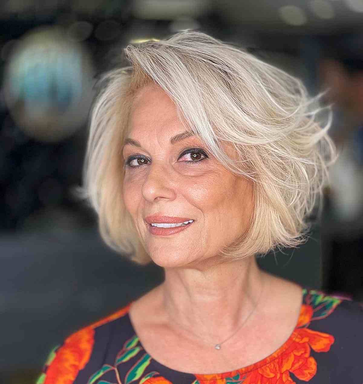 Bob court dégradé blond - Coupes de cheveux, femmes de plus de 50 ans