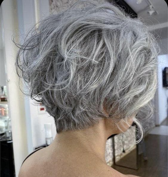 Bob effilé sur cheveux gris