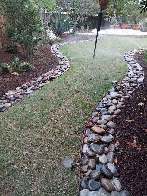 Bordure de jardin en roches de rivière