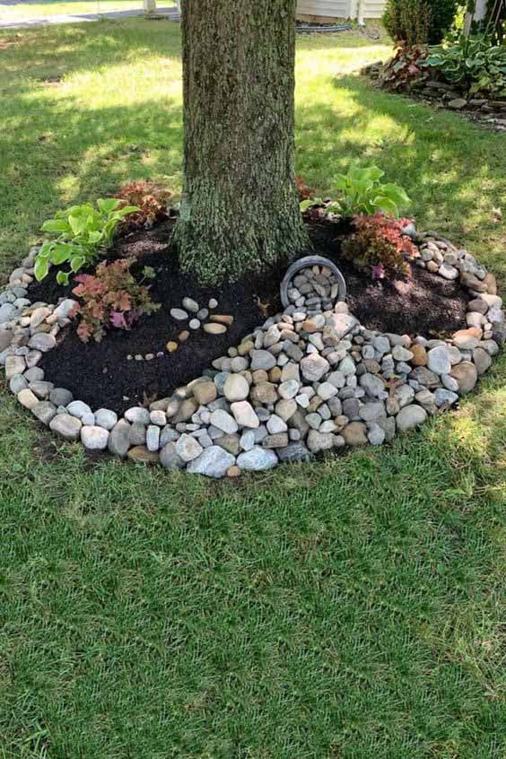 Bordure pour arbres en forme de lit de rivière sec