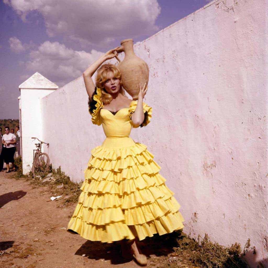 Brigitte Bardot portant une belle robe