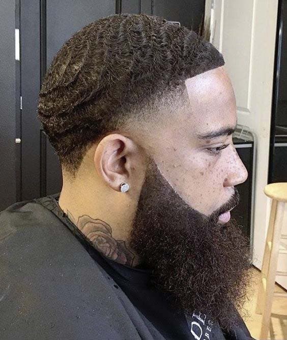 Buzz cut wavy et barbe