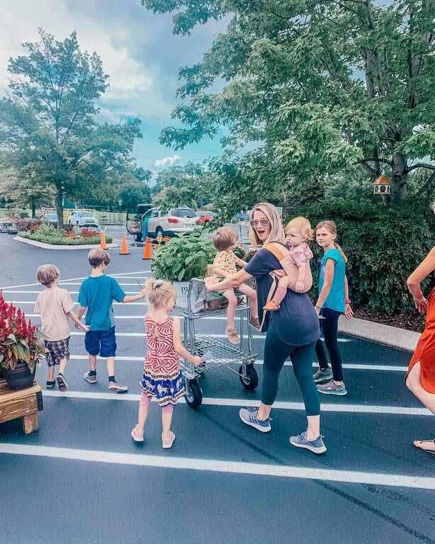 Carly et ses enfants dans un parking de supermarché