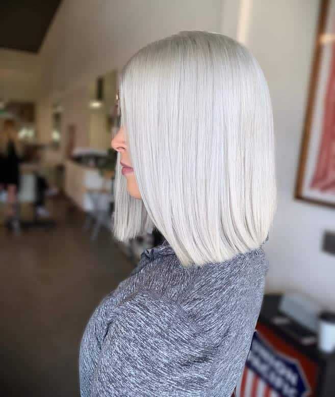 Carré droit blond platine