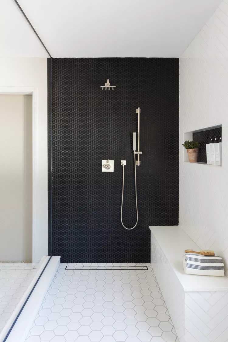 Un carrelage noir dans la salle de bain 