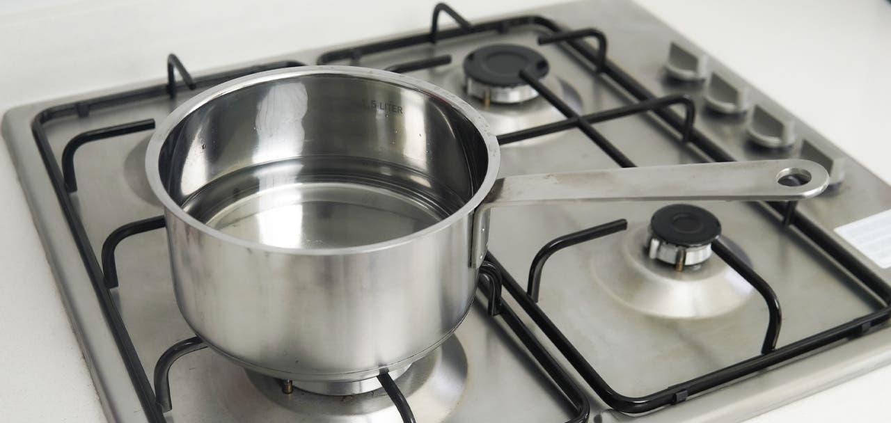 Mélange de vinaigre et d’eau dans une casserole