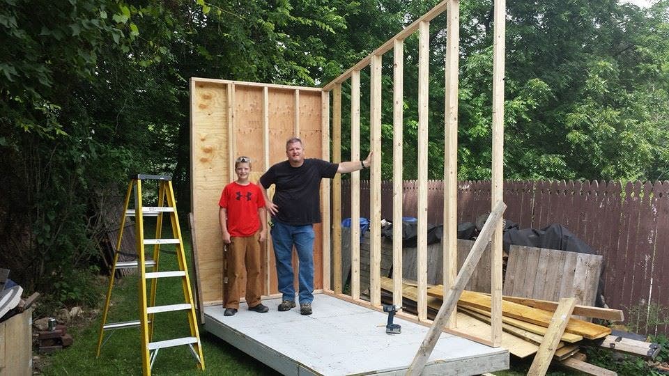 Un garçon de 13 ans construit sa propre petite maison pour 1300€. Découvrez lorsqu’il ouvre la porte et révèle le chef-d’œuvre de 9 m²