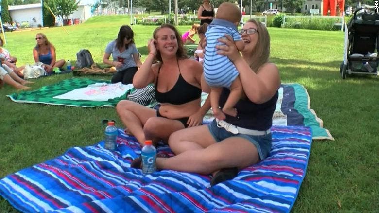 maman a été virée d’une piscine par un policier pour avoir allaité son bébé en public