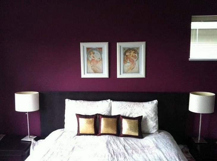 Chambre peinte en violet foncé