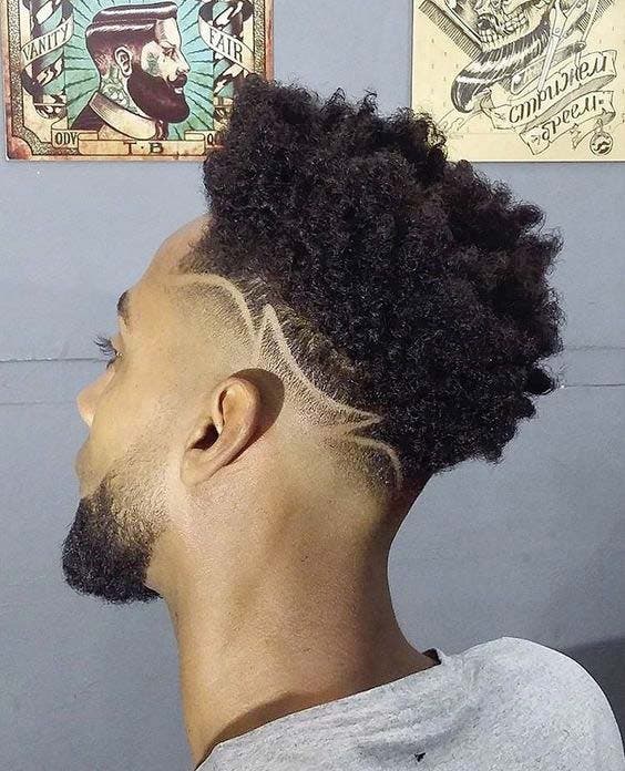 Cheveux afro avec motifs