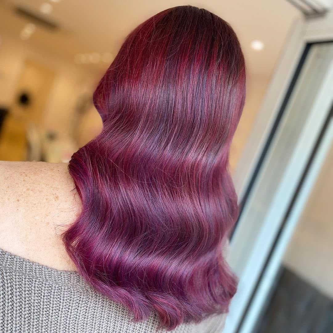 Cheveux auburn violet