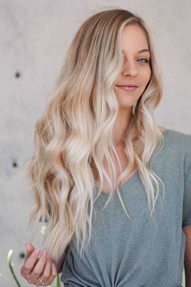 Cheveux blonds naturels avec des mèches dégradées
