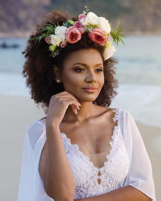 Cheveux bouclés carrés avec une tige florale