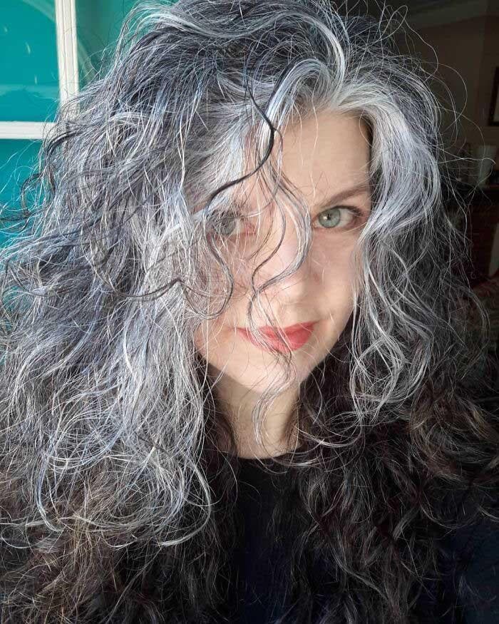 Cheveux bouclés gris