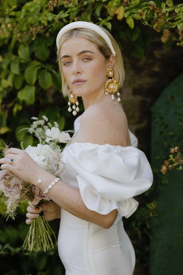 Cheveux carrés avec un bandeau satiné