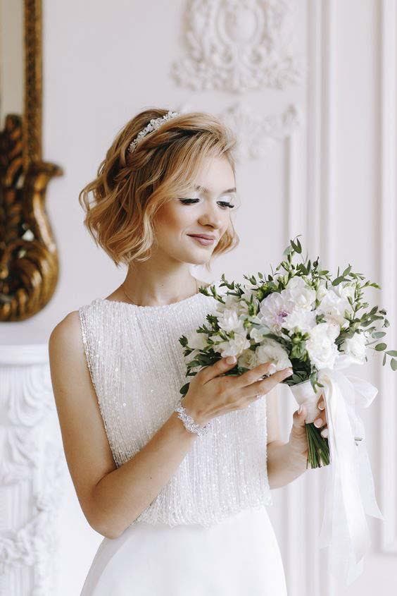 Cheveux carrés ondulés semi-couverts par un voile