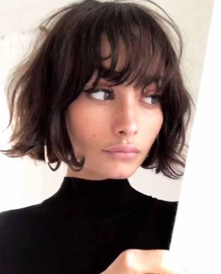 Cheveux courts avec frange rideau