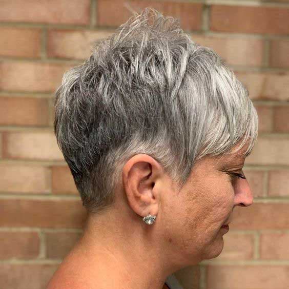 Cheveux courts avec les côtés rasés