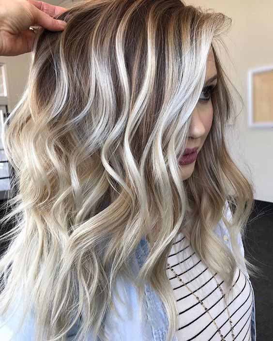 Cheveux dégradés ondulés blond vanille