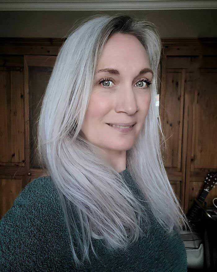 Cheveux lisses gris