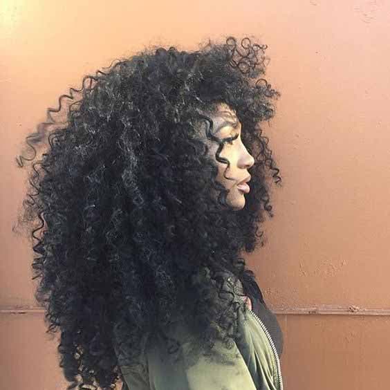 Cheveux longs afro avec boucles