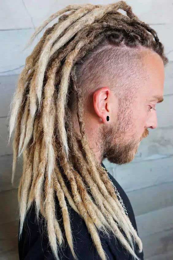 Cheveux longs avec des dreads et rasés sur les côtés et la nuque