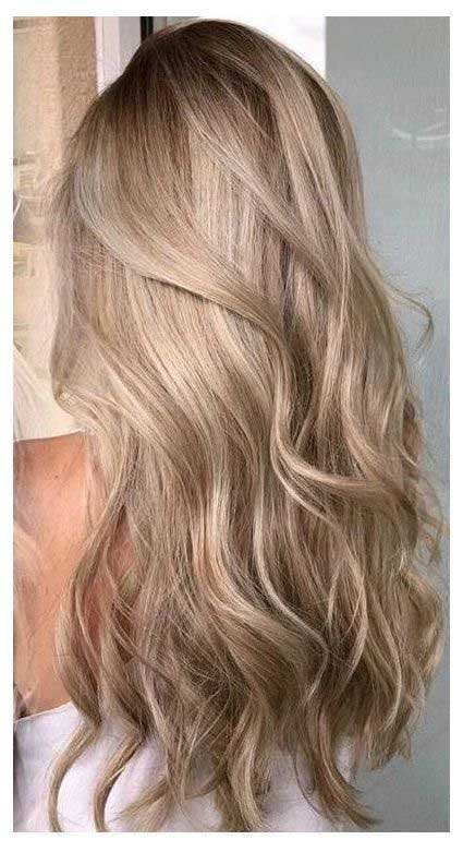 Cheveux longs blond platine coiffés en wavy