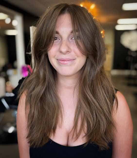 Cheveux longs dégradés avec une frange rideau