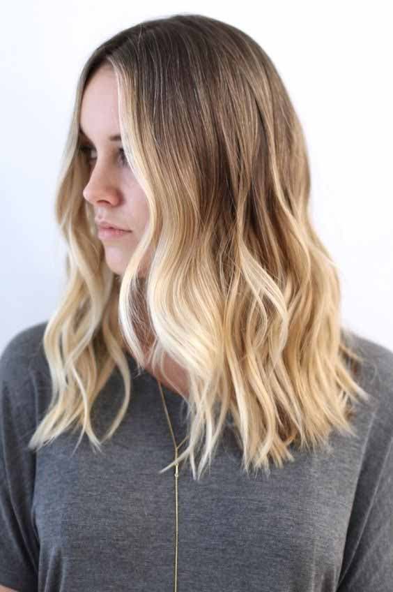 Cheveux mi-longs effet wavy