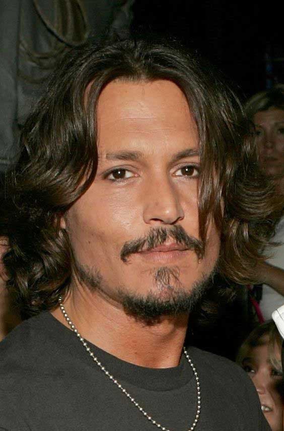 Cheveux mi-longs et bruns portés par Johnny Depp