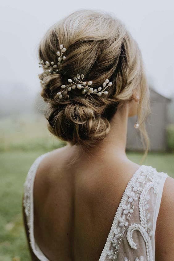 Chignon bas avec une tresse bohème