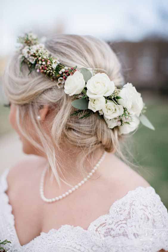 Chignon bas romantique avec couronne florale