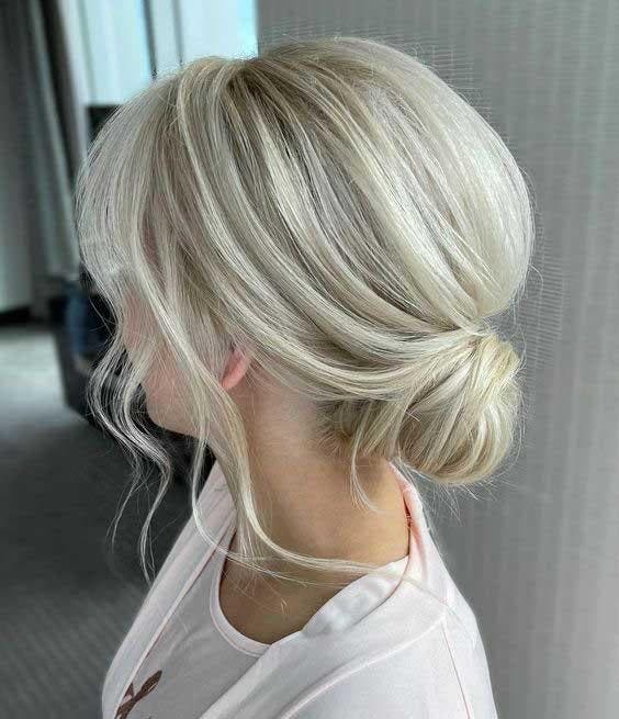 Chignon bas sur cheveux blonds