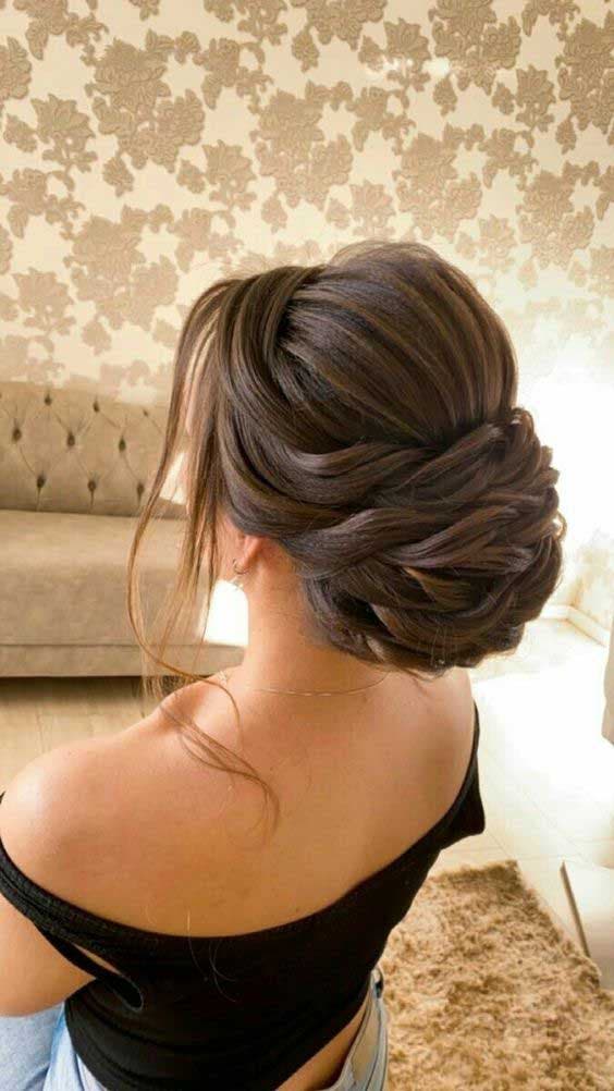 Chignon bun de mariage torsadé et en mouvement