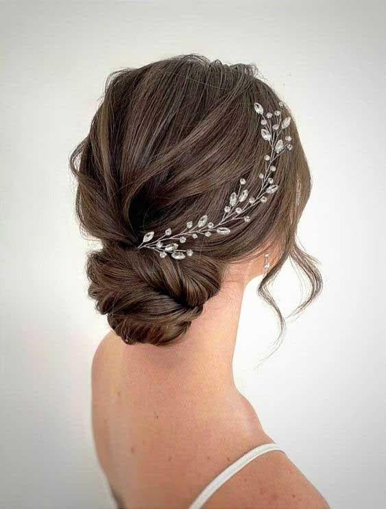 Chignon de mariage avec accessoire de tête